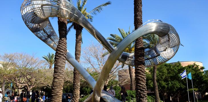 "רון ארד", קשר, פלדת אל חלד, 2011, תרומת מיכאל בנאבו בהוקרה לאחינו יוצאי אתיופיה "רון ארד", קשר, פלדת אל חלד, 2011, תרומת מיכאל בנאבו בהוקרה לאחינו יוצאי אתיופיה